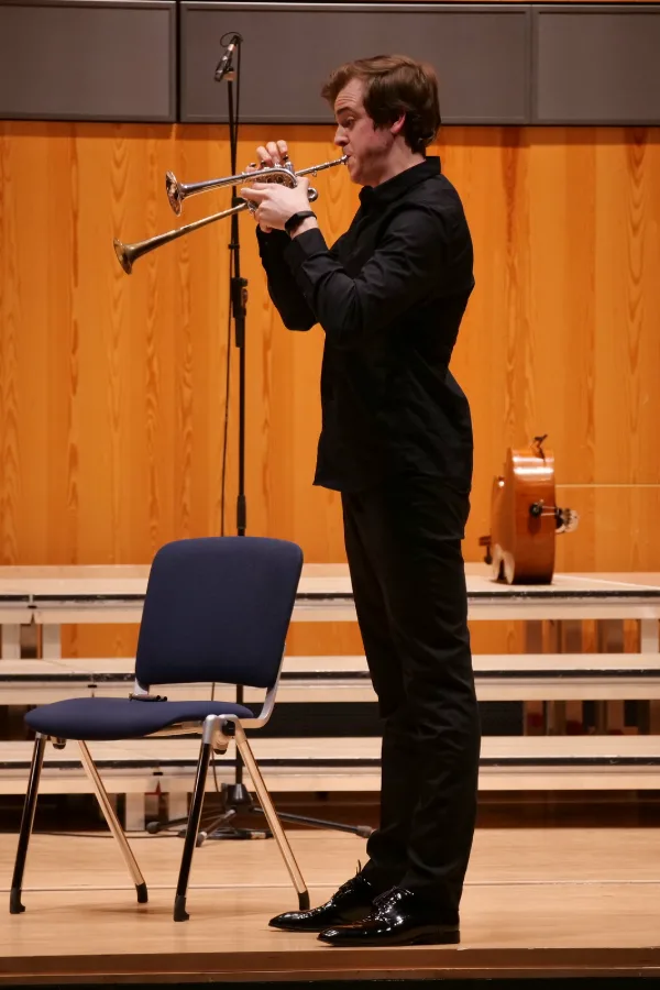 Oles Burak spielt Piccolotrompete auf der Bühne