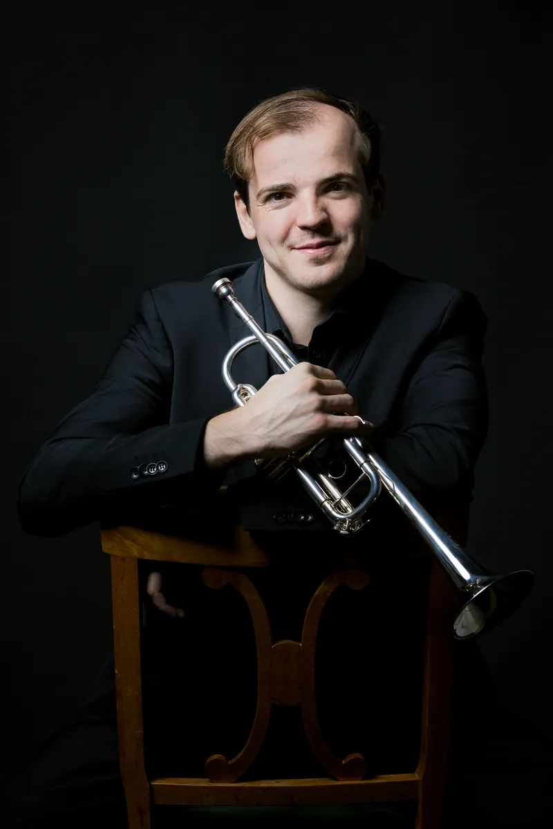 Oles Burak auf dem Stuhl mit Trompete