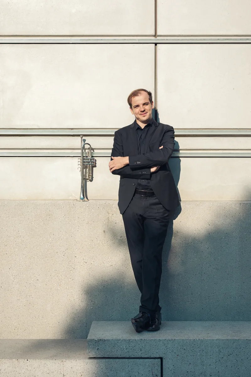 Oles Burak vor Betonwand